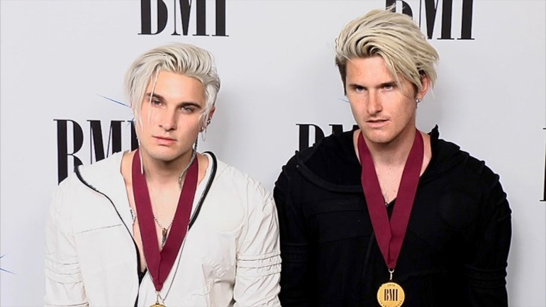 Οι ξανθοί δίδυμοι που εμφανίζονται σε όλα τα στιγμιότυπα στα Grammy 2019