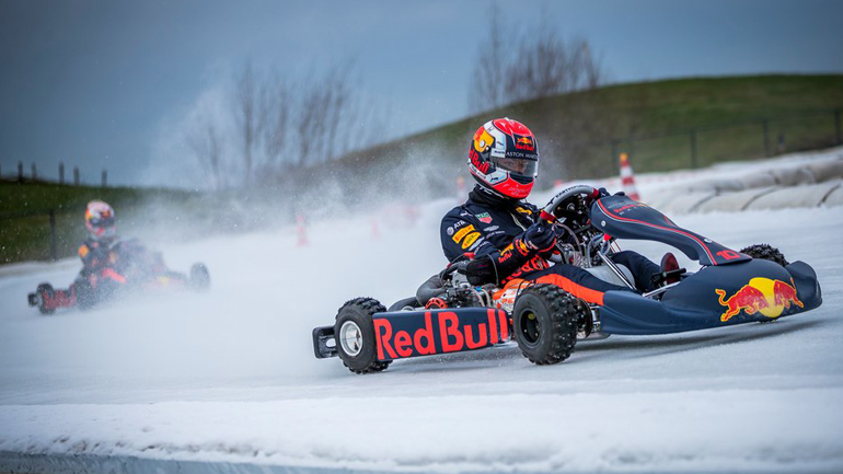 Δύο «ταύροι» ντριφτάρουν στον πάγο!