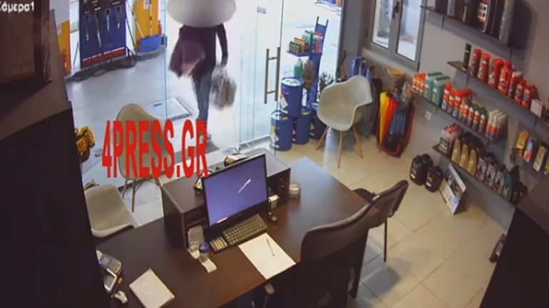 Καρέ-καρέ η κλοπή από βενζινάδικο στην Πάτρα