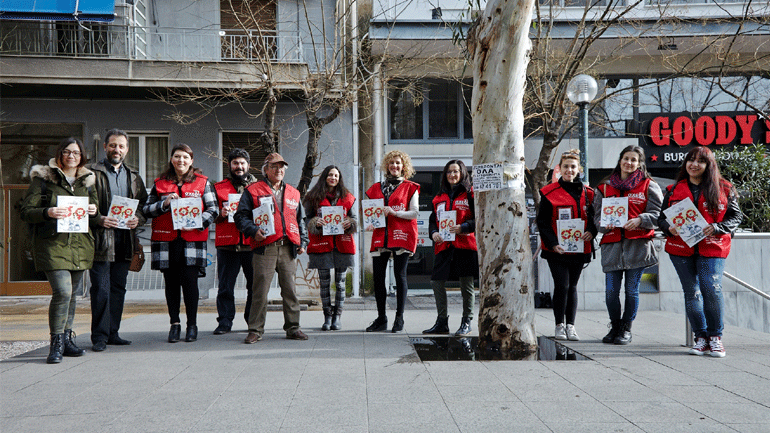 Εργαζόμενοι της INTERAMERICAN εθελοντές πωλητές του περιοδικού δρόμου «σχεδία»