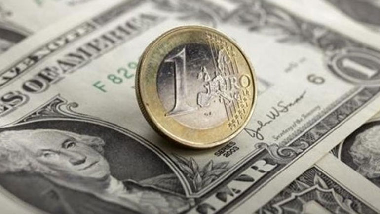 Υποχωρεί το ευρώ