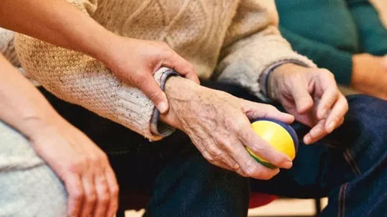 Η χρόνια φλεγμονή στη μέση ηλικία μπορεί να οδηγήσει σε προβλήματα μνήμης και νόησης