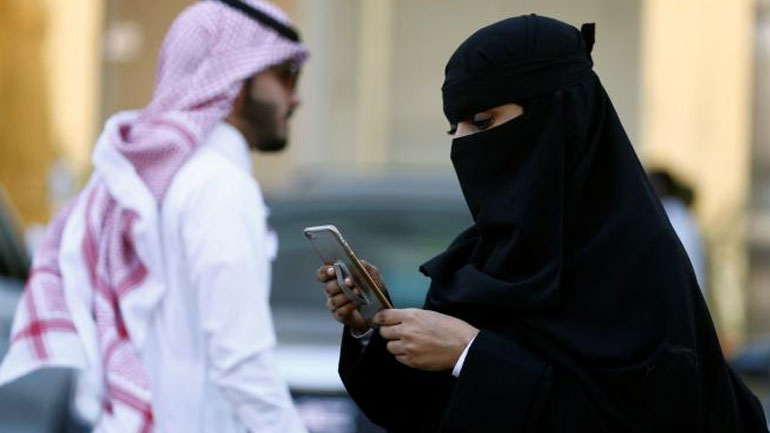 Σαουδική Αραβία: Πολιτικοί και ακτιβιστές καλούν Google και Apple να αποσύρουν εφαρμογή που ελέγχει τις γυναίκες