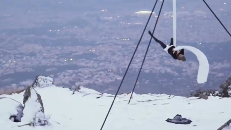 Aerial dancing στη χιονισμένη Πεντέλη από την Κατερίνα Σολδάτου
