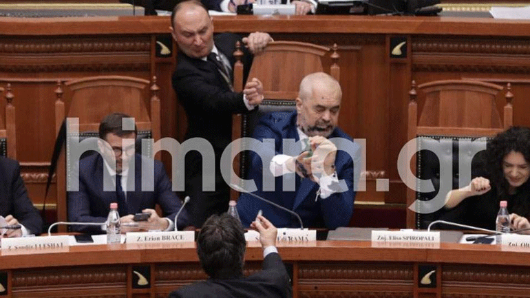 Επεισόδιο στην αλβανική Βουλή – Επίθεση με μελάνι δέχθηκε ο Ράμα