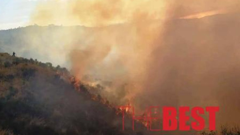 Πάτρα: Τραυματίες δύο πυροσβέστες που έδιναν «μάχη» με τις φλόγες στα Συχαινά