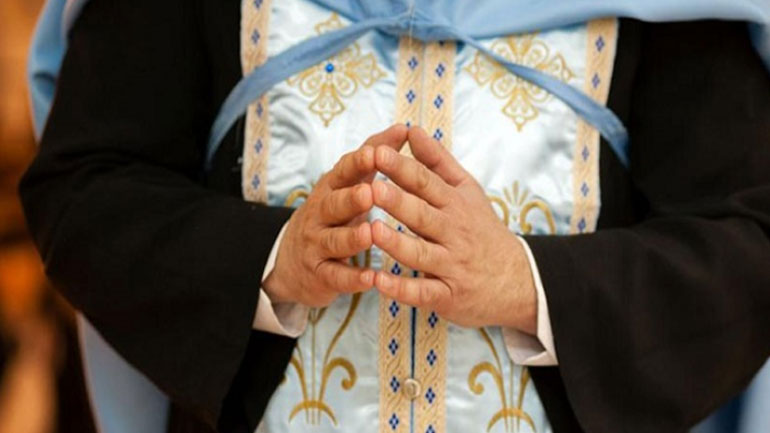 Ιερέας μήνυσε πιστή γιατί τον κατηγορούσε ότι έψελνε σε ρυθμό καρσιλαμά