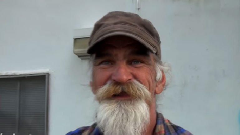 Το αστείο ταλέντο ενός αστέγου που κάνει τον γύρο του Διαδικτύου