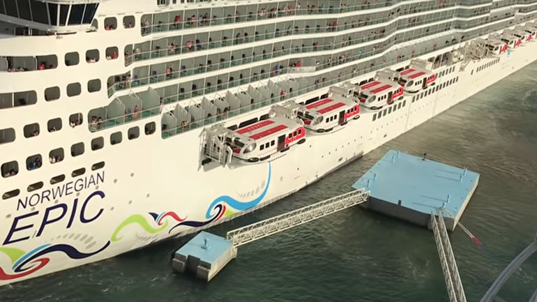 Πλοίο συγκρούεται με πλατφόρμες καθώς μπαίνει στο λιμάνι