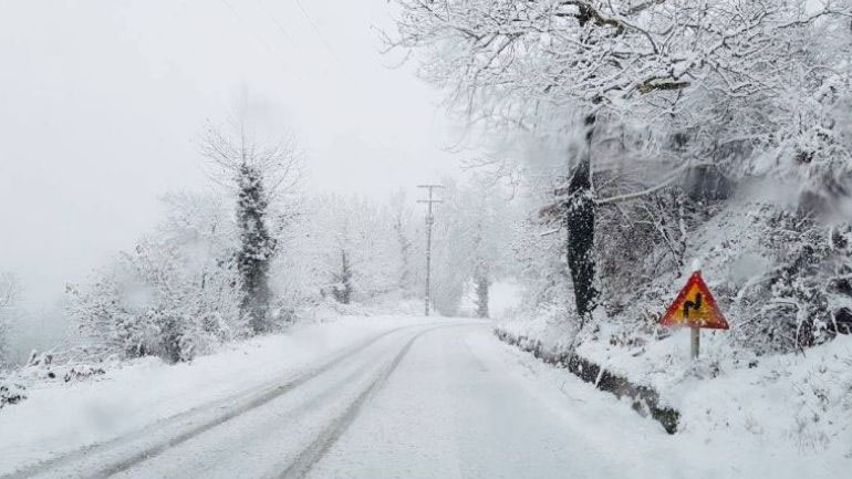 Προβλήματα στα ορεινά τμήματα της Αττικής λόγω χιονόπτωσης