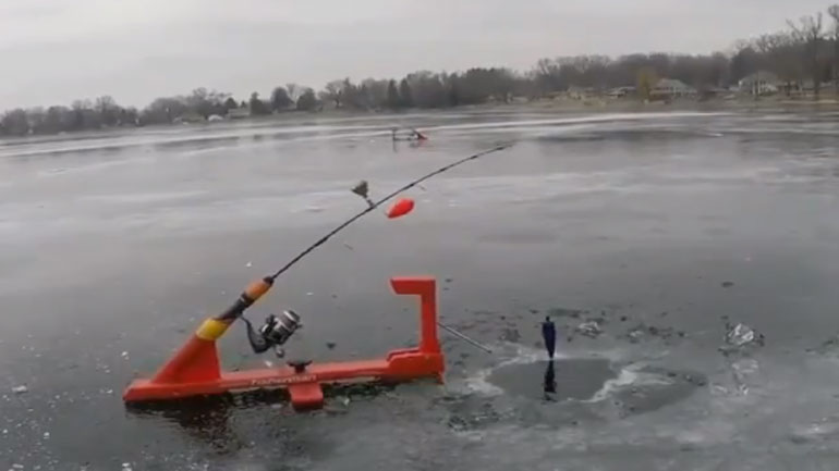 Ο ψαράς τρέχει…για να προλάβει το ψάρι