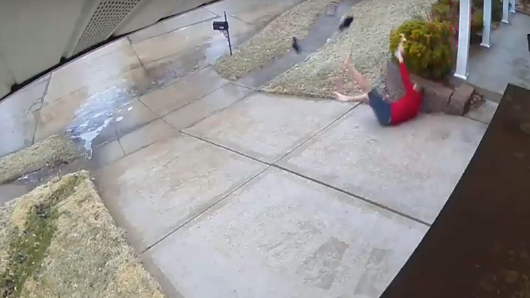 Συναρπαστική πτώση στο παγωμένο μονοπάτι