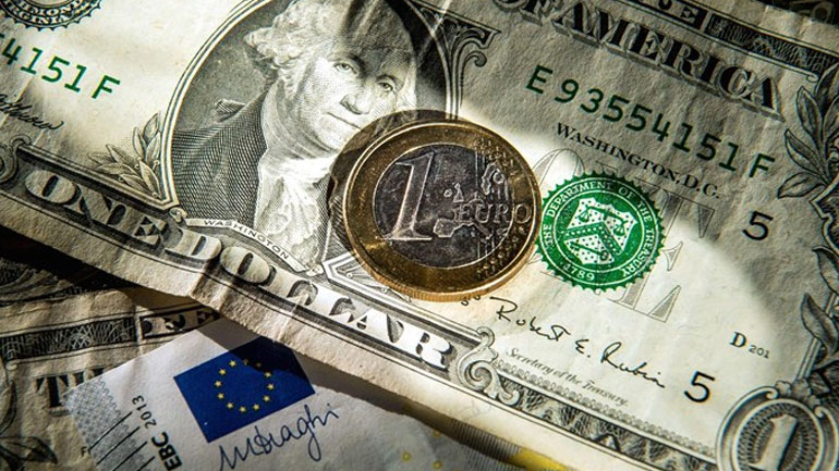 Υποχωρεί το ευρώ έναντι του δολαρίου