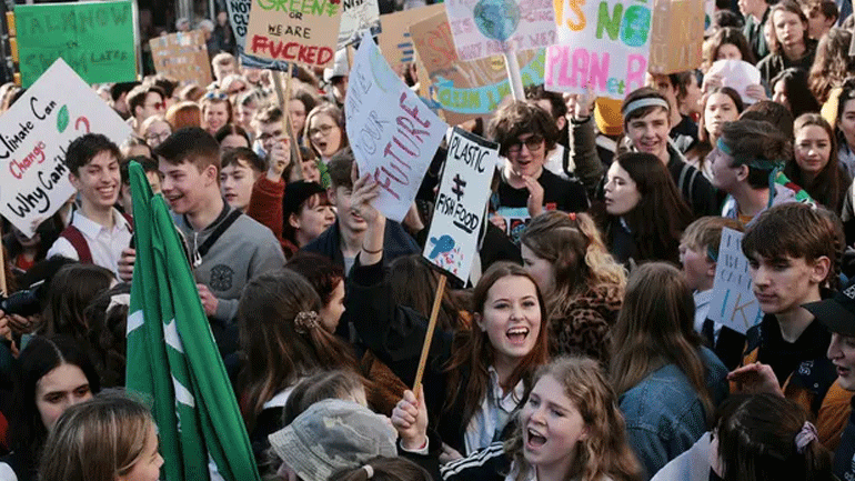 Βρετανία: Χιλιάδες μαθητές στους δρόμους για το κλίμα
