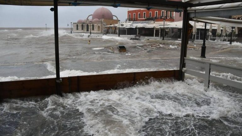  Χανιά: H κακοκαιρία “ξεσπά” στο Ενετικό Λιμάνι