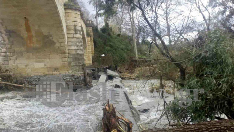 Κρήτη: Με κατάρρευση κινδυνεύει η γέφυρα του Κερίτη
