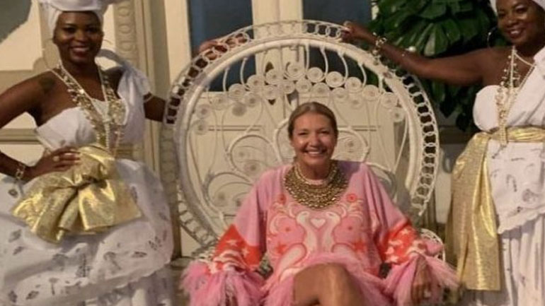 Η διευθύντρια της βραζιλιάνικης Vogue παραιτήθηκε γιατί πόζαρε σαν αφέντρα με τις σκλάβες της