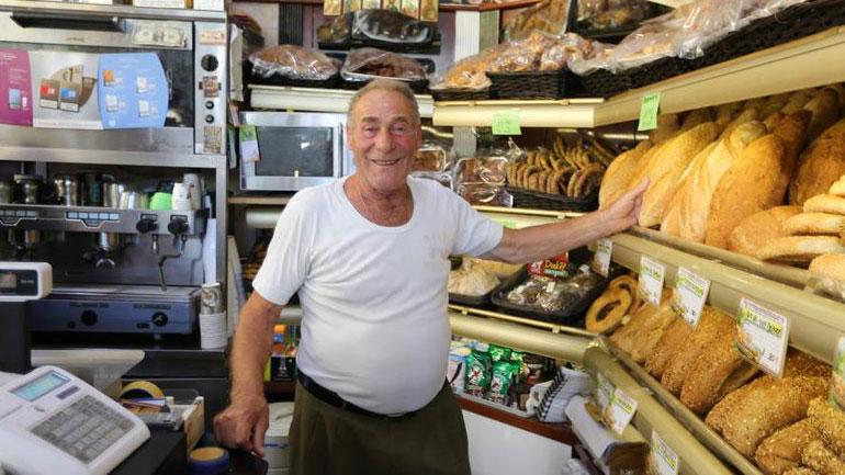 Πέθανε ο φούρναρης της Κω που είχε τιμηθεί για την βοήθειά που πρόσφερε σε αμέτρητους πρόσφυγες Πέθανε ο φούρναρης της Κω που είχε τιμηθεί για την βοήθειά που πρόσφερε σε αμέτρητους πρόσφυγες