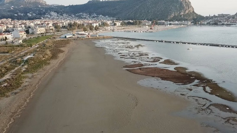 Εντυπωσιακή άμπωτη στο Ναύπλιο – «Εξαφανίστηκε» η θάλασσα