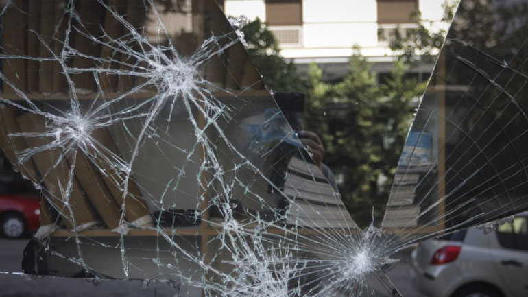 Επίθεση με βαριοπούλες σε πολυκατάστημα επί της Κηφισίας Επίθεση με βαριοπούλες σε πολυκατάστημα επί της Κηφισίας