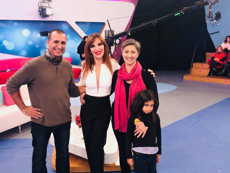 H Βίκυ Χατζηβασιλείου με τον Άκη Τεμπερίδη τη Βούλα Νέτου και την μικρή τους κόρη