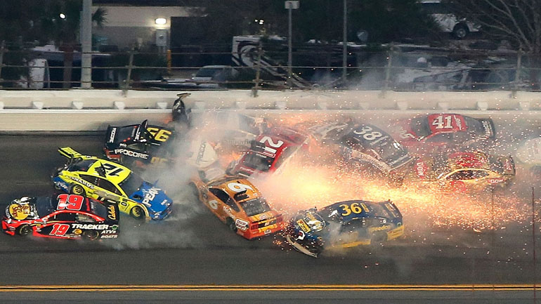 Καραμπόλα 21 αυτοκινήτων σε αγώνα ταχύτητας Καραμπόλα 21 αυτοκινήτων σε αγώνα ταχύτητας