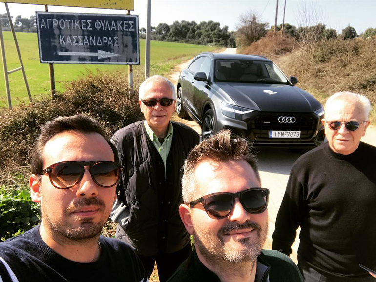 Από αριστερά, Βαγγέλης Παμπούκης, Χάρης Θεοφράστου, Γιάννης Στέφου, Κώστας Στέφου και... το Audi Q8