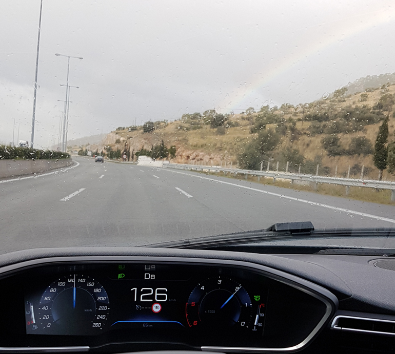 Ο ψηφιακός κόσμος της Peugeot και στο βάθος το ουράνιο τόξο (εσωτερικό από το νέο 508)