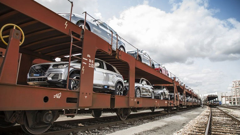 Οι Βρυξέλλες “θα απαντήσουν” αν η Ουάσινγκτον επιβάλει δασμούς στα ευρωπαϊκά αυτοκίνητα