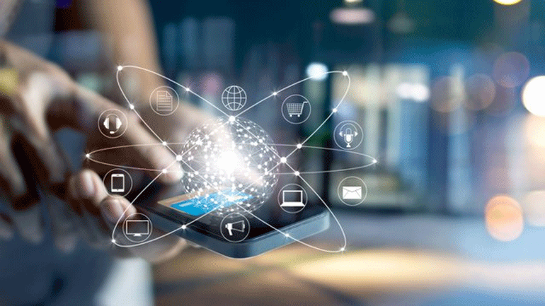 Πώς φτάσαμε μέσα σε δύο μόλις δεκαετίες να έχουμε πρόσβαση σε τόσο πολλές υπηρεσίες online;