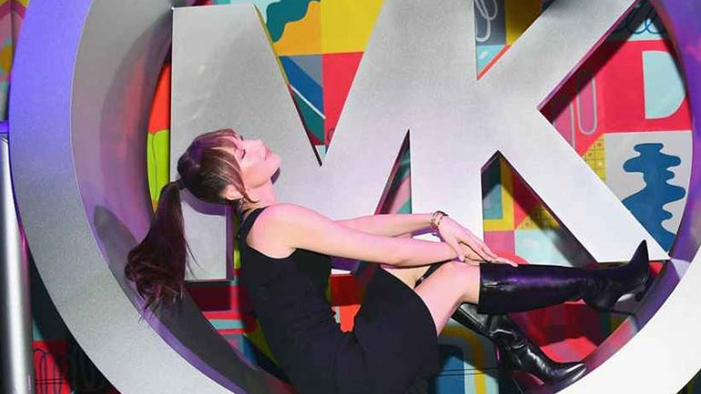 O Michael Kors γιόρτασε τη συνεργασία του με την Bella Hadid διοργανώνοντας ένα μεγάλο πάρτι