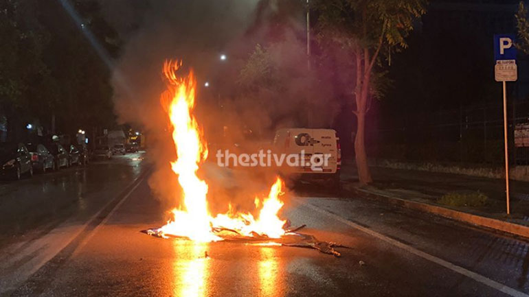 Θεσσαλονίκη: Επίθεση με μολότοφ κατά αστυνομικών στη Χαριλάου