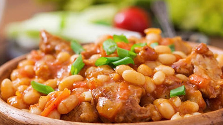 Μοσχαράκι κοκκινιστό με φασόλια