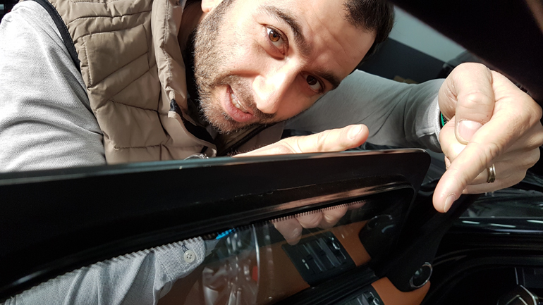 Το πάχος στα τζάμια μαρτυρά την θωράκιση...