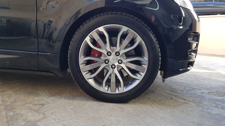 Ακόμα και τα ελαστικά έχουν ειδική προστασία. Το καθένα κοστίζει 400 ευρώ.