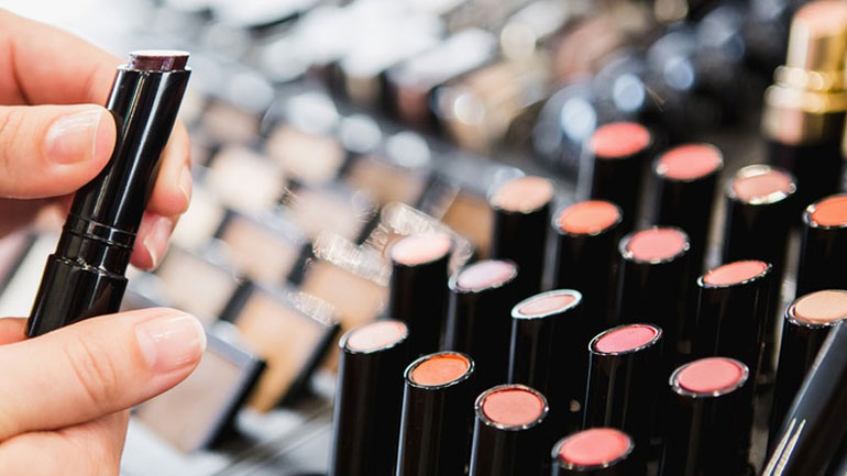 Πώς θα καταλάβεις αν το κραγιόν που θες να αγοράσεις είναι ιδανικό για εσένα