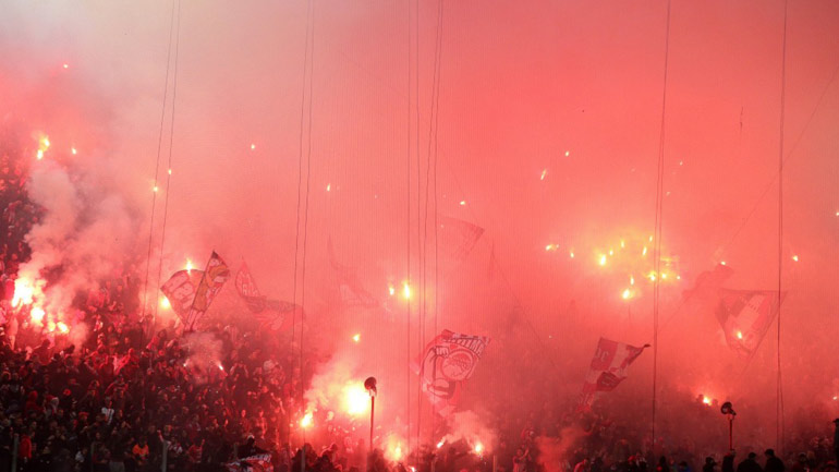 Κινδυνεύει με τιμωρία της έδρας του ο Ολυμπιακός για το άναμμα… 266 πυρσών στο ντέρμπι με την ΑΕΚ