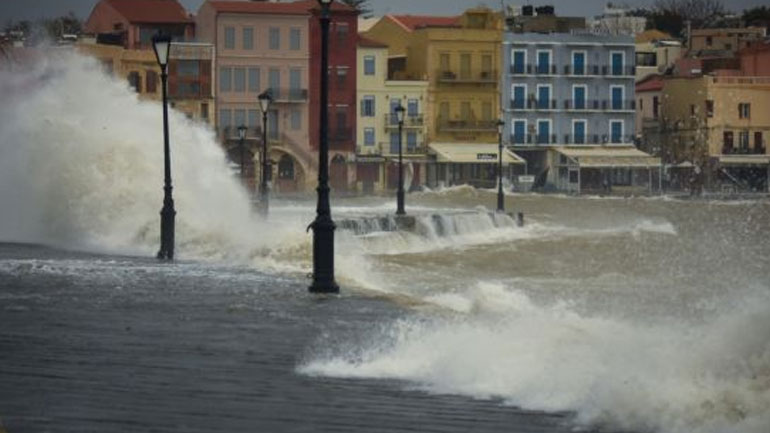 Χανιά: Σε αποκατάσταση των ζημιών από την κακοκαιρία στις παραλίες προχωρά ο δήμος
