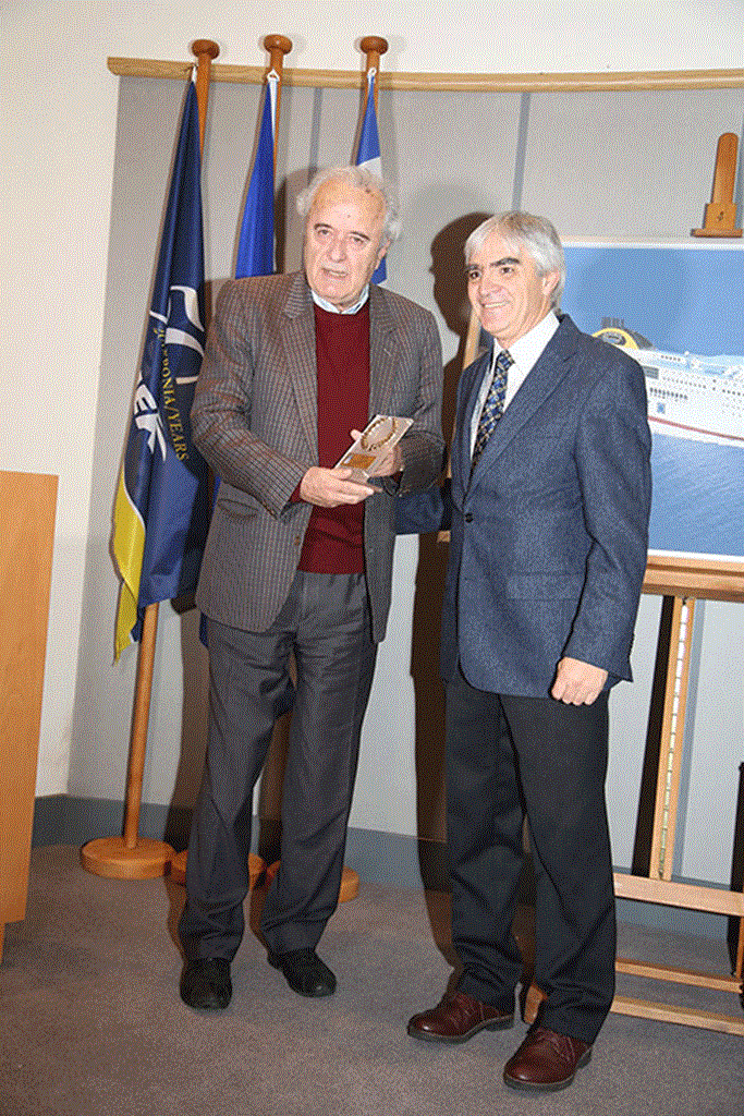 Ο Πρόεδρος της ΑΝΕΚ κος Γιώργος Κατσανεβάκης (αριστερά) έχοντας μόλις παραλάβει τιμητική πλακέτα από τον Πρόεδρο του Γυμν. Συλλόγου "ΕΛ. ΒΕΝΙΖΕΛΟΣ" κο Γιώργο Γιατρουδάκη για την πολυετή χορηγική στήριξη της εταιρείας στο σύλλογο