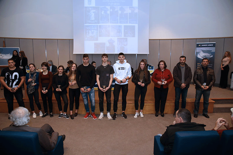 Πανάξιοι πρωταθλητές και προπονητές του "Ελ. Βενιζέλος" αμέσως μετά την βράβευσή τους