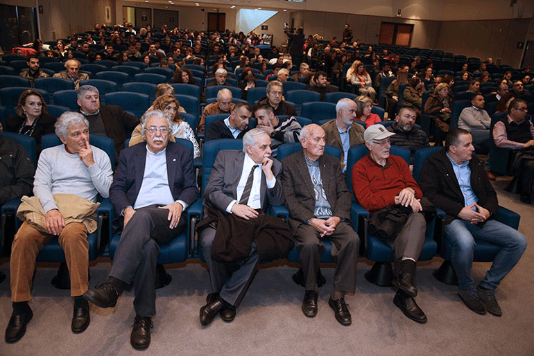 Με ενδιαφέρον παρακολουθούν οι καλεσμένοι την εκδήλωση του Γυμ. Συλ. "Ελ. Βενιζέλος"