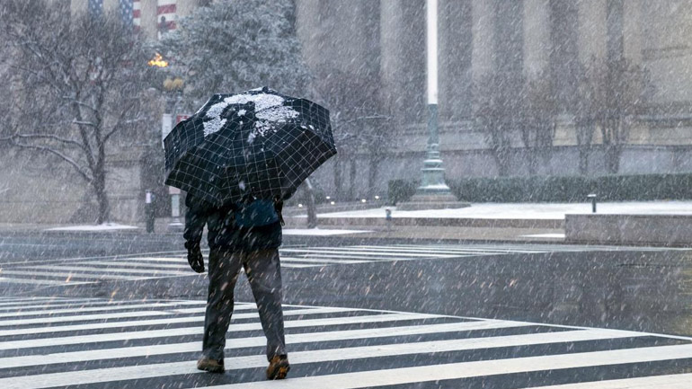 Χιονοθύελλα πλήττει τις ανατολικές ΗΠΑ, ακυρώθηκαν εκατοντάδες πτήσεις