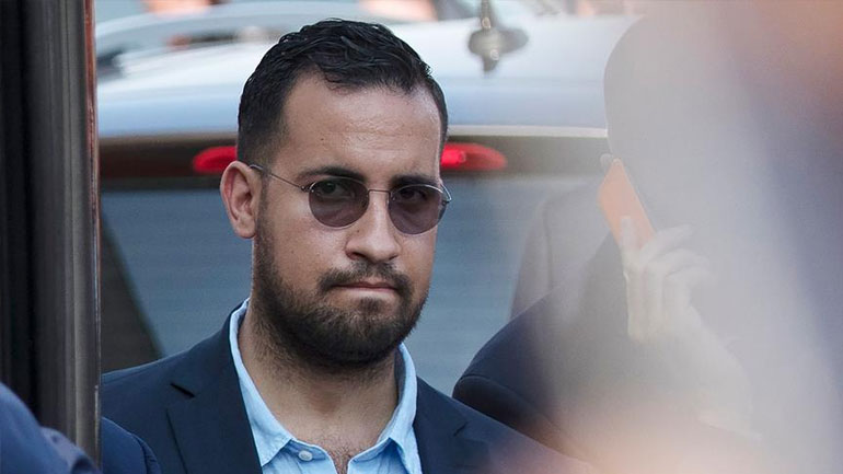 Η υπόθεση Μπεναλά βαρίδι για τον Μακρόν