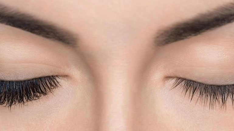 Το tip για να φαίνονται οι βλεφαρίδες μας πιο πυκνές και πλούσιες