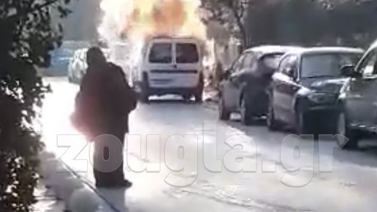 Φωτιά σε όχημα στη Βάρκιζα