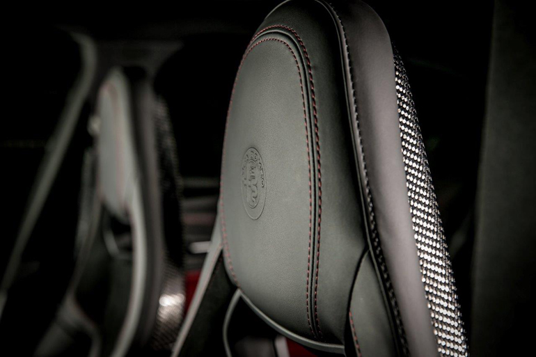 Ακόμα και τα καθίσματα είναι ξεχωριστά...