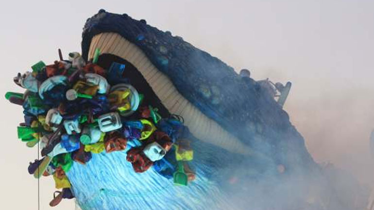 Καρναβάλι του Βιαρέτζο: Το άρμα με την τεράστια φάλαινα που πνίγεται από πλαστικές σακούλες κλέβει τις εντυπώσεις