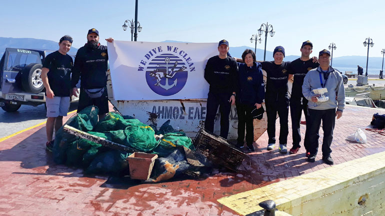 Στην επιφάνεια 200 κιλά απορρίμματα από τη μαρίνα Ελευσίνας