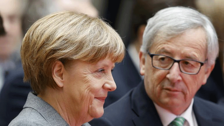 Η Μέρκελ «στηρίζει πλήρως» τον Γιούνκερ μετά τις κατηγορίες Όρμπαν