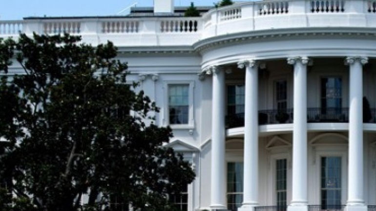 Ο Λευκός Οίκος συζητάει το ενδεχόμενο απόλυσης του Διευθυντή της Εθνικής Υπηρεσίας Πληροφοριών Νταν Κόουτς